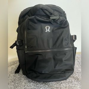 Lululemon 22L crew backpack all black even little details